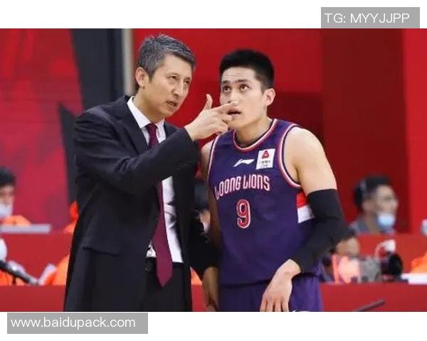 深圳篮球队的默契配合展现出色团队精神与战术执行力